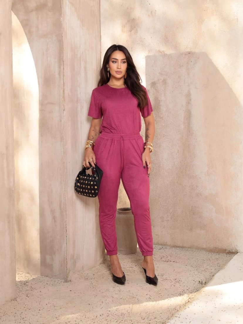 502 Conjunto Jasmin blusa t-shirt manga curta e calça estilo jogger suede - Imagem 10
