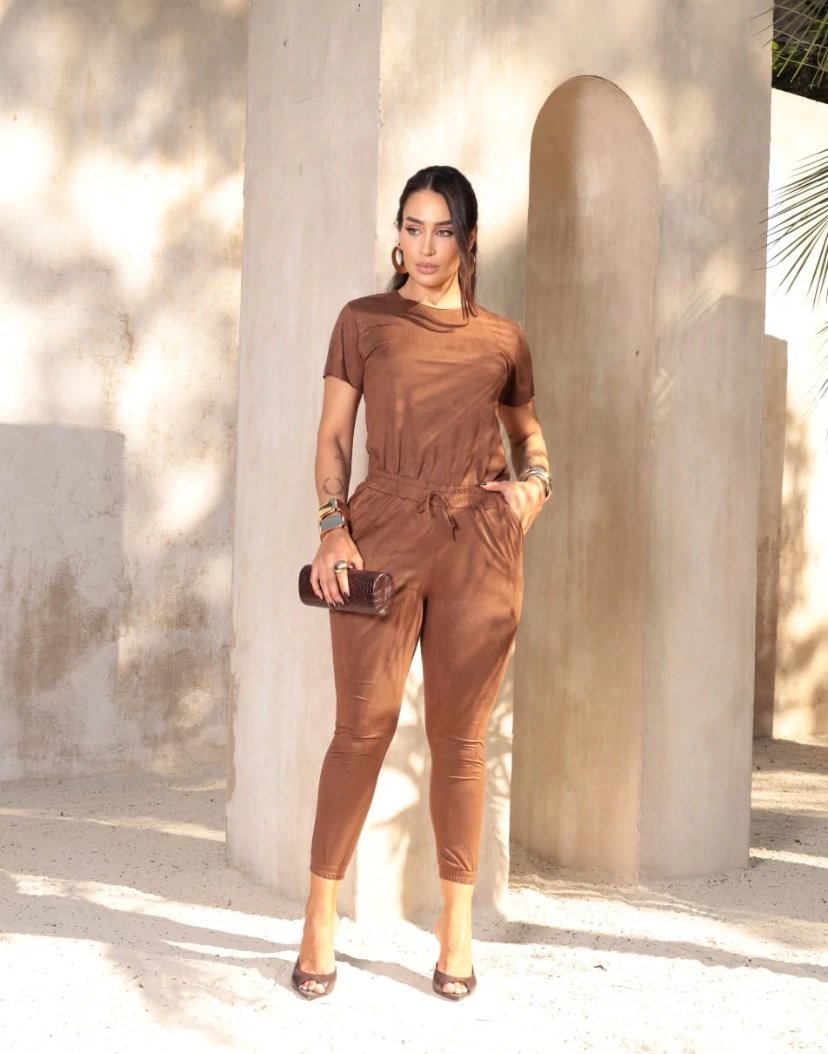 502 Conjunto Jasmin blusa t-shirt manga curta e calça estilo jogger suede - Imagem 11