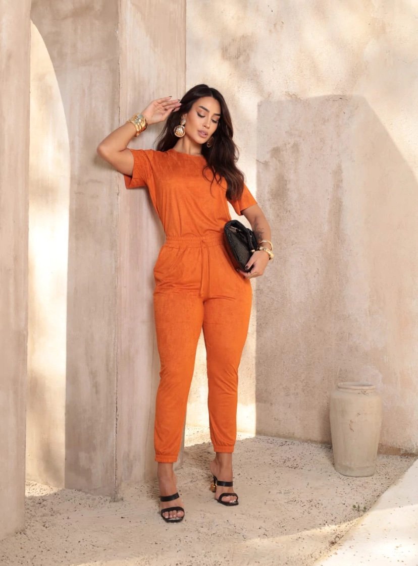 502 Conjunto Jasmin blusa t-shirt manga curta e calça estilo jogger suede - Imagem 12