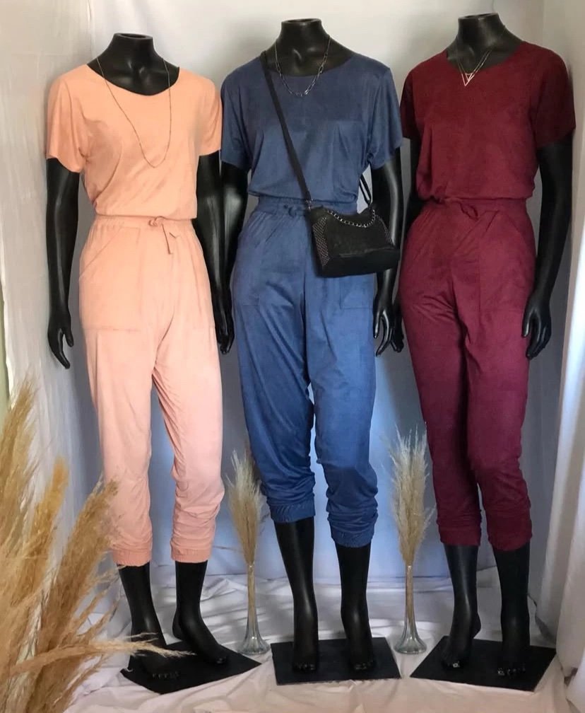 502 Conjunto Jasmin blusa t-shirt manga curta e calça estilo jogger suede - Imagem 15