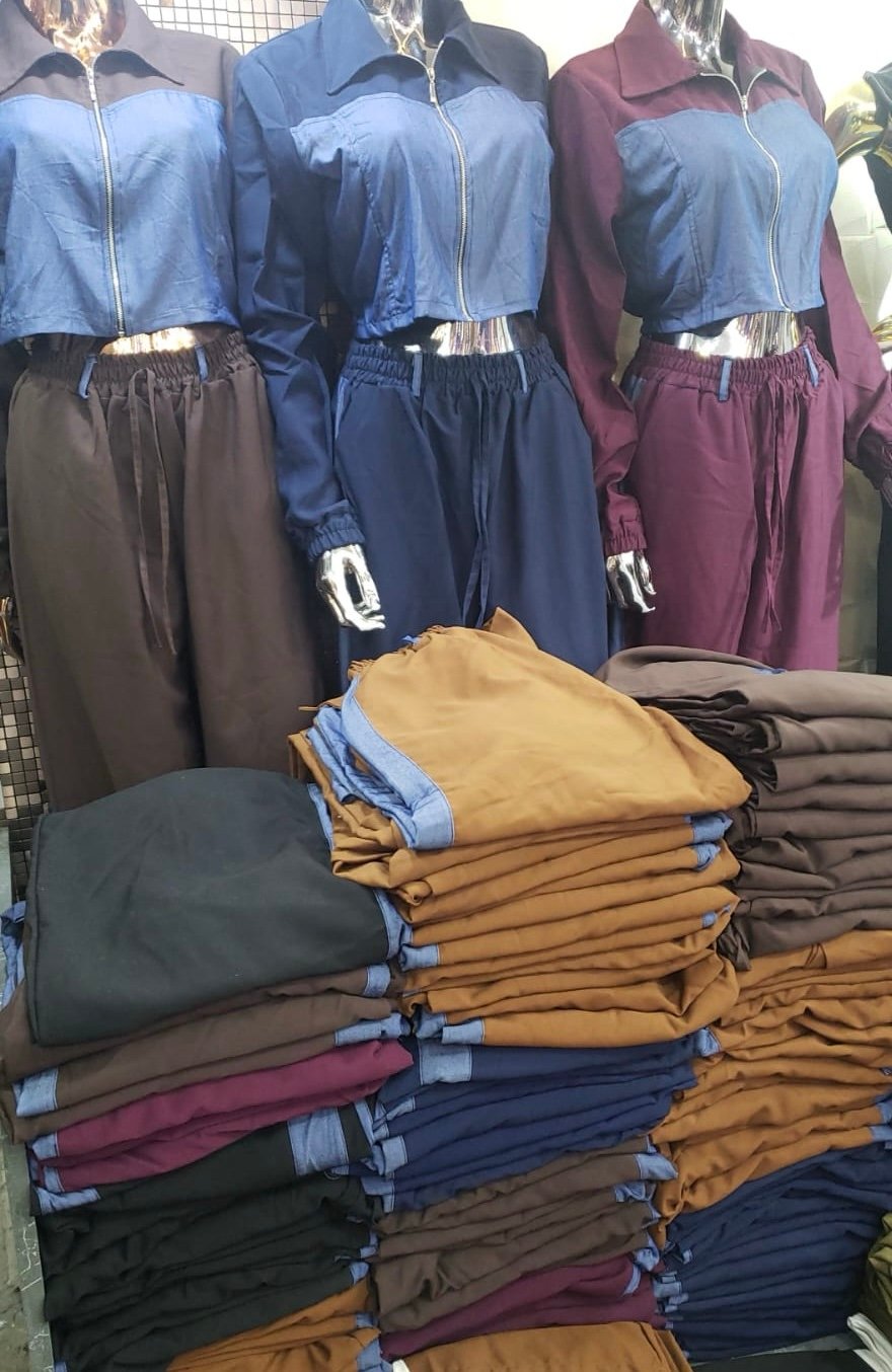 2576 Conjunto Yan jaqueta cropped zíper e calça pantalona bicolor jeans alfaiataria - Imagem 10