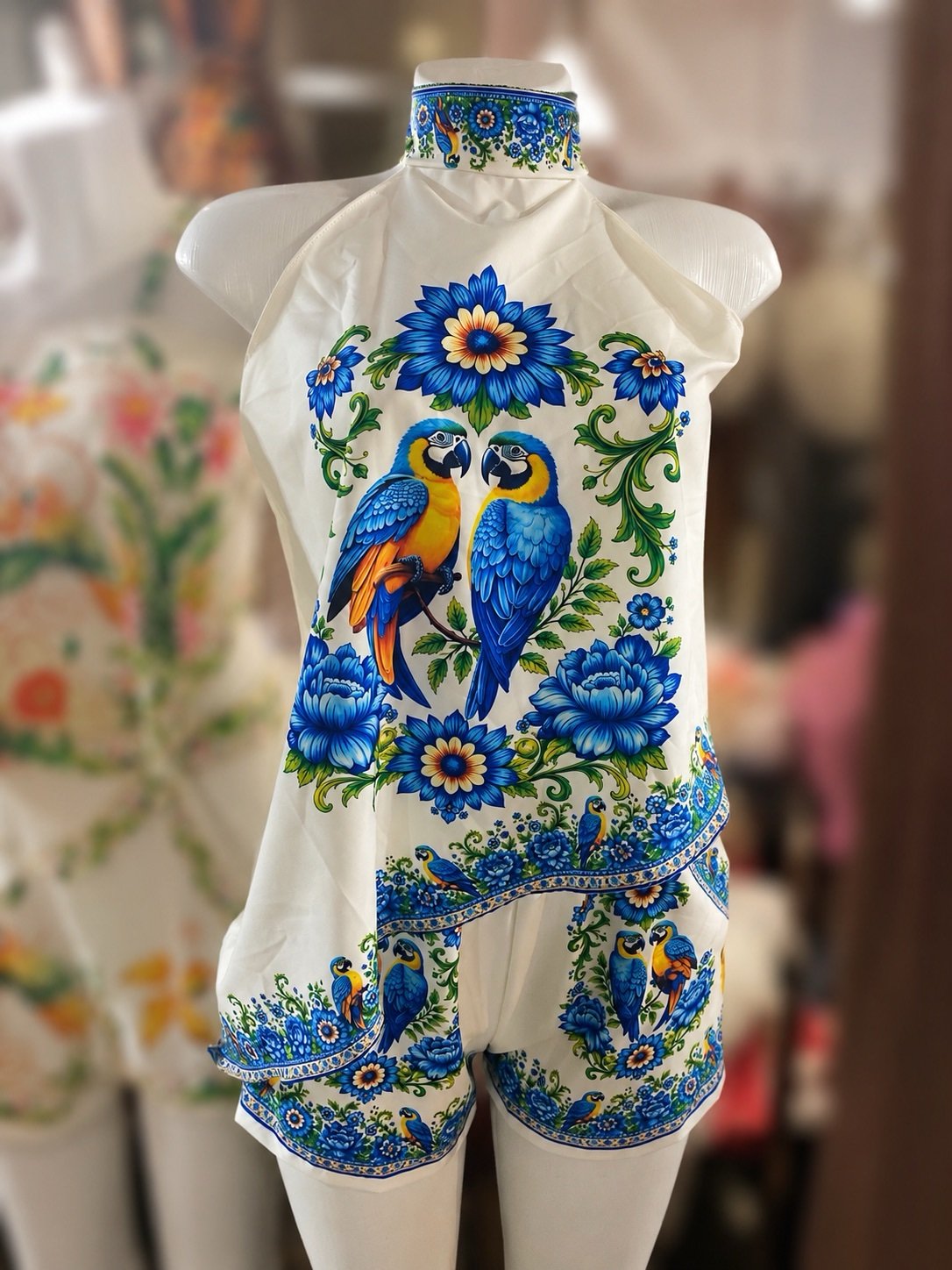 2623 Conjunto Liz Blusa regata assimétrica gola alta e shorts estampa tropical Farm - Imagem 2