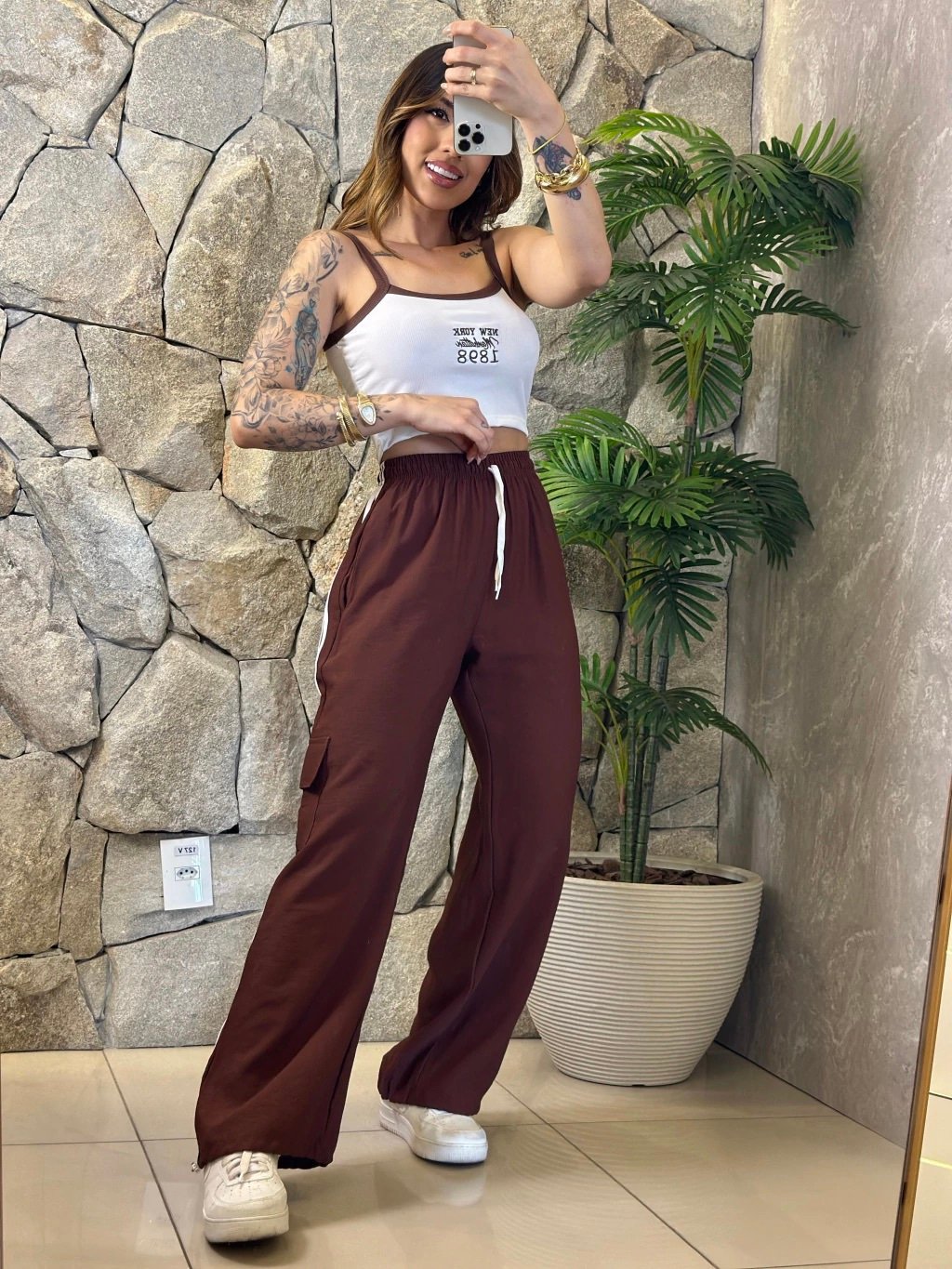 2057 Conjunto Cropped New York regata bicolor e calça parachutes bolso cargo com listra - Imagem 3
