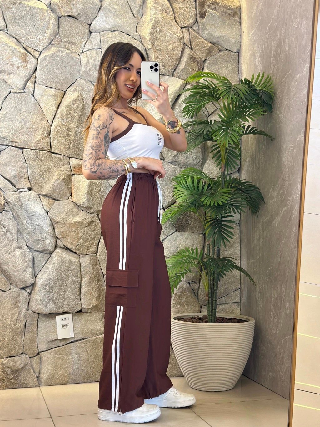 2057 Conjunto Cropped New York regata bicolor e calça parachutes bolso cargo com listra - Imagem 4