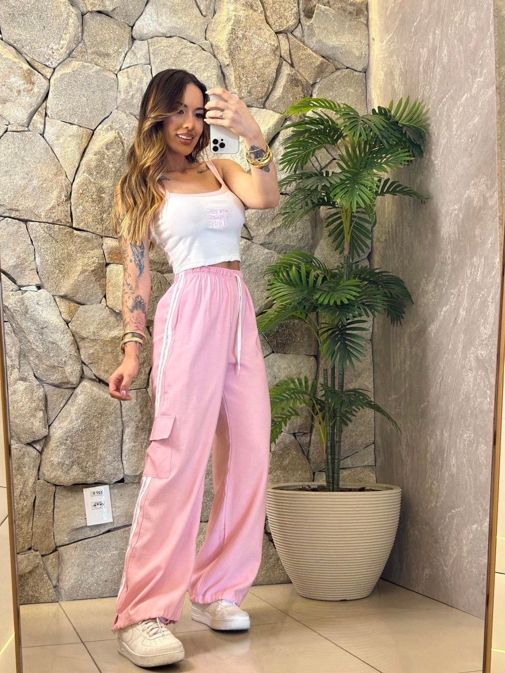 2057 Conjunto Cropped New York regata bicolor e calça parachutes bolso cargo com listra - Imagem 5