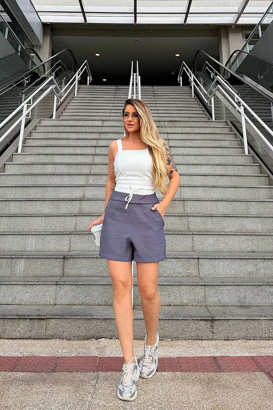 2546 Conjunto Diva trijunto 3 peças max camisa estilo parka, blusa regata e shorts cós duplo alfaiataria - Imagem 3
