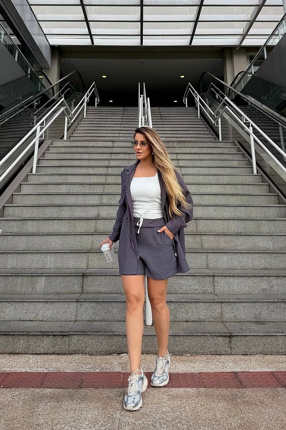 2546 Conjunto Diva trijunto 3 peças max camisa estilo parka, blusa regata e shorts cós duplo alfaiataria - Imagem 4