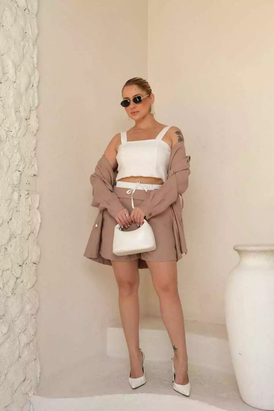 2546 Conjunto Diva trijunto 3 peças max camisa estilo parka, blusa regata e shorts cós duplo alfaiataria - Imagem 5